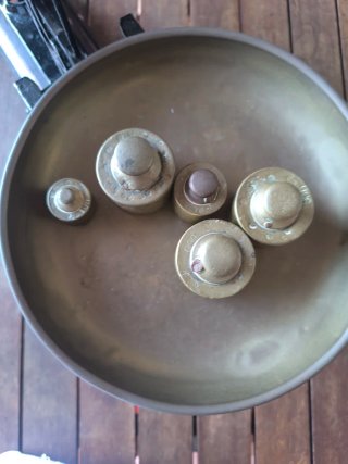 Báscula antigua de precisión con pesas