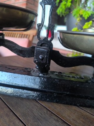 Báscula antigua de precisión con pesas