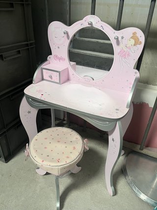 Tocador infantil rosa con espejo y taburete
