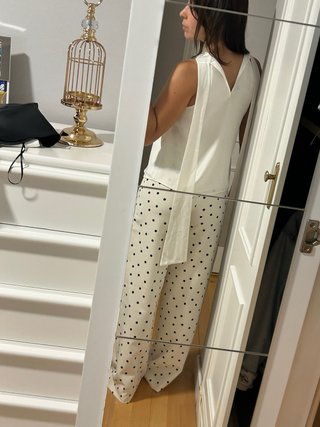 Pantalón de vestir blanco con topos negros.