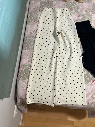 Pantalón de vestir blanco con topos negros.