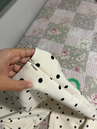 Pantalón de vestir blanco con topos negros.