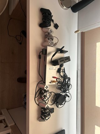 Lote de PlayStation 2, con videojuegos, mandos etc