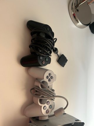 Lote de PlayStation 2, con videojuegos, mandos etc