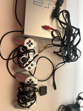Lote de PlayStation 2, con videojuegos, mandos etc