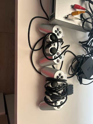 Lote de PlayStation 2, con videojuegos, mandos etc