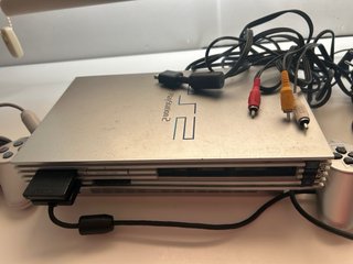 Lote de PlayStation 2, con videojuegos, mandos etc