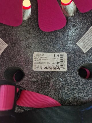 Casco rosa para patinar, bicicleta etc
