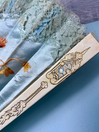 Ventilatore antico in seta blu e pizzo con ricamo