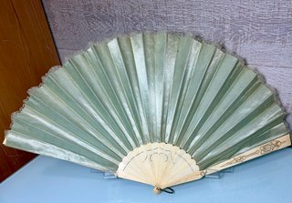 Ventilatore antico in seta blu e pizzo con ricamo