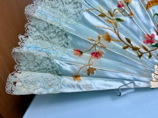 Ventilatore antico in seta blu e pizzo con ricamo