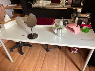 Mesa escritorio blanca y plateada