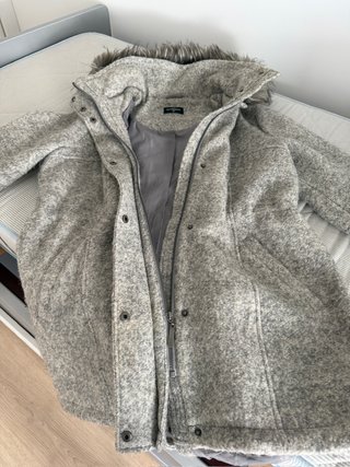 Abrigo gris jaspeado con capucha de pelo
