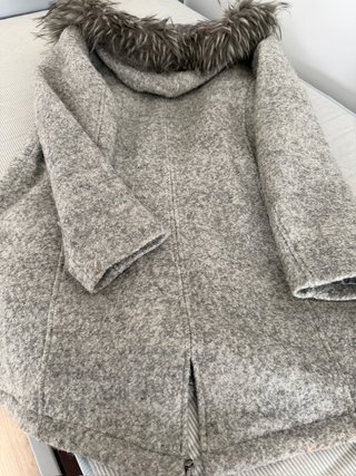 Abrigo gris jaspeado con capucha de pelo