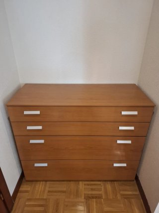 Cómoda de madera con 4 cajones
