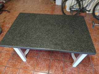 Mesa de cocina de mármol y madera