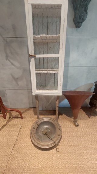 Alacena artesanal madera y malla