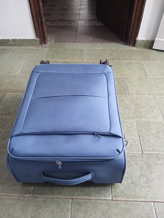 Maleta de viaje negra con detalles