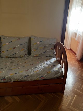 Diván de madera con cojines