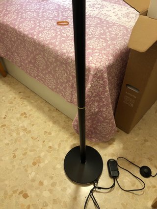 Lámpara de pie negra.Venta solo en persona.