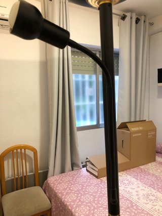 Lámpara de pie negra.Venta solo en persona.