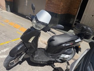 Kymco Scooter Negro etiqueta c