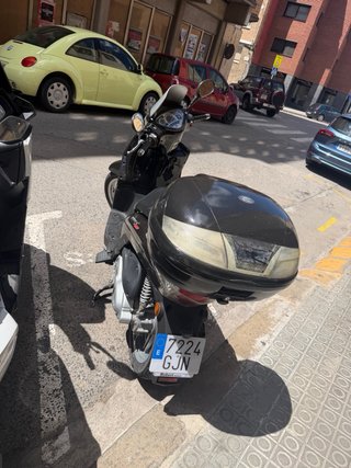 Kymco Scooter Negro etiqueta c