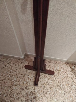 Perchero de pie de madera antiguo