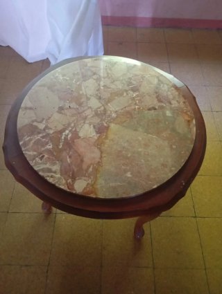 Tavolino rotondo in marmo e legno