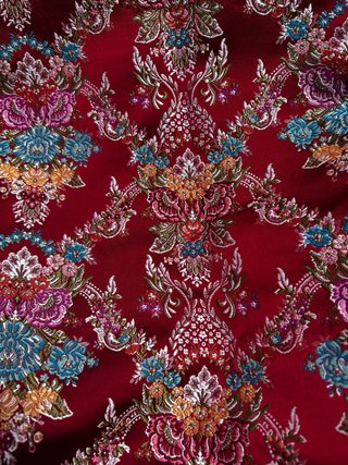 Tela roja con estampado floral multicolor