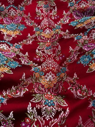 Tela roja con estampado floral multicolor