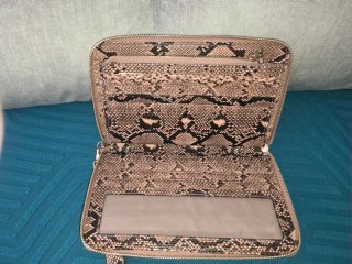 Cartera de mano efecto piel serpiente