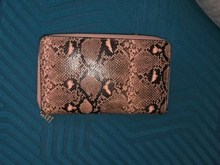 Cartera de mano efecto piel serpiente