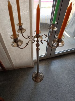 Candelabro de pie plateado