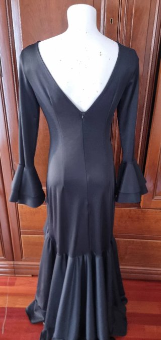 Vestido Flamenca Negro con Mantón y Pendientes