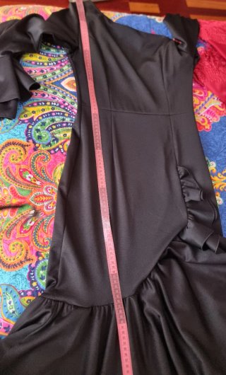 Vestido Flamenca Negro con Mantón y Pendientes