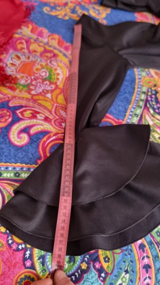 Vestido Flamenca Negro con Mantón y Pendientes