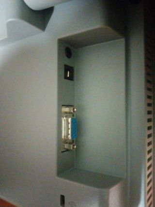 Pantalla de ordenador blanca y gris