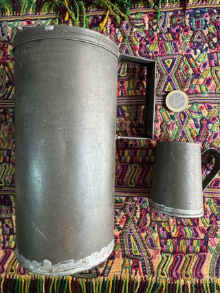 2 Antichi Bicchieri di Misura in Metallo