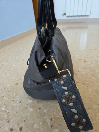 Bolso gris mujer con detalles multicolor