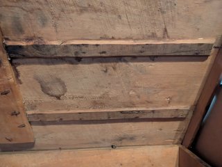 Arca de madera antigua con detalles metálicos