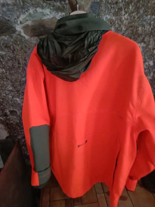Chaqueta de caza naranja y verde