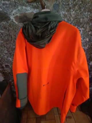 Chaqueta de caza naranja y verde