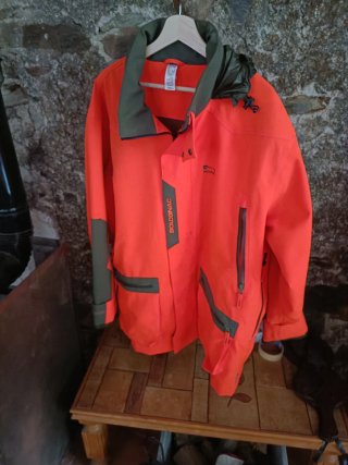 Chaqueta de caza naranja y verde