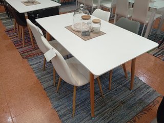 Mesa de comedor blanca