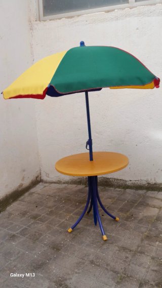 Mesa infantil con sombrilla multicolor