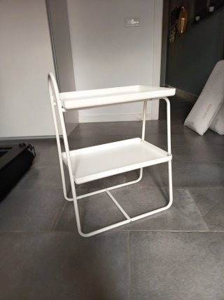 Mesa auxiliar blanca metálica