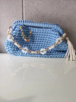 Bolso artesanal azul con cadena dorada