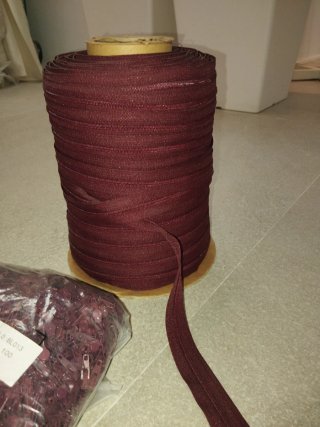 Rollo de cremallera y cursores burdeos