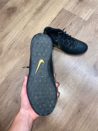 Botas de fútbol Nike negras y doradas